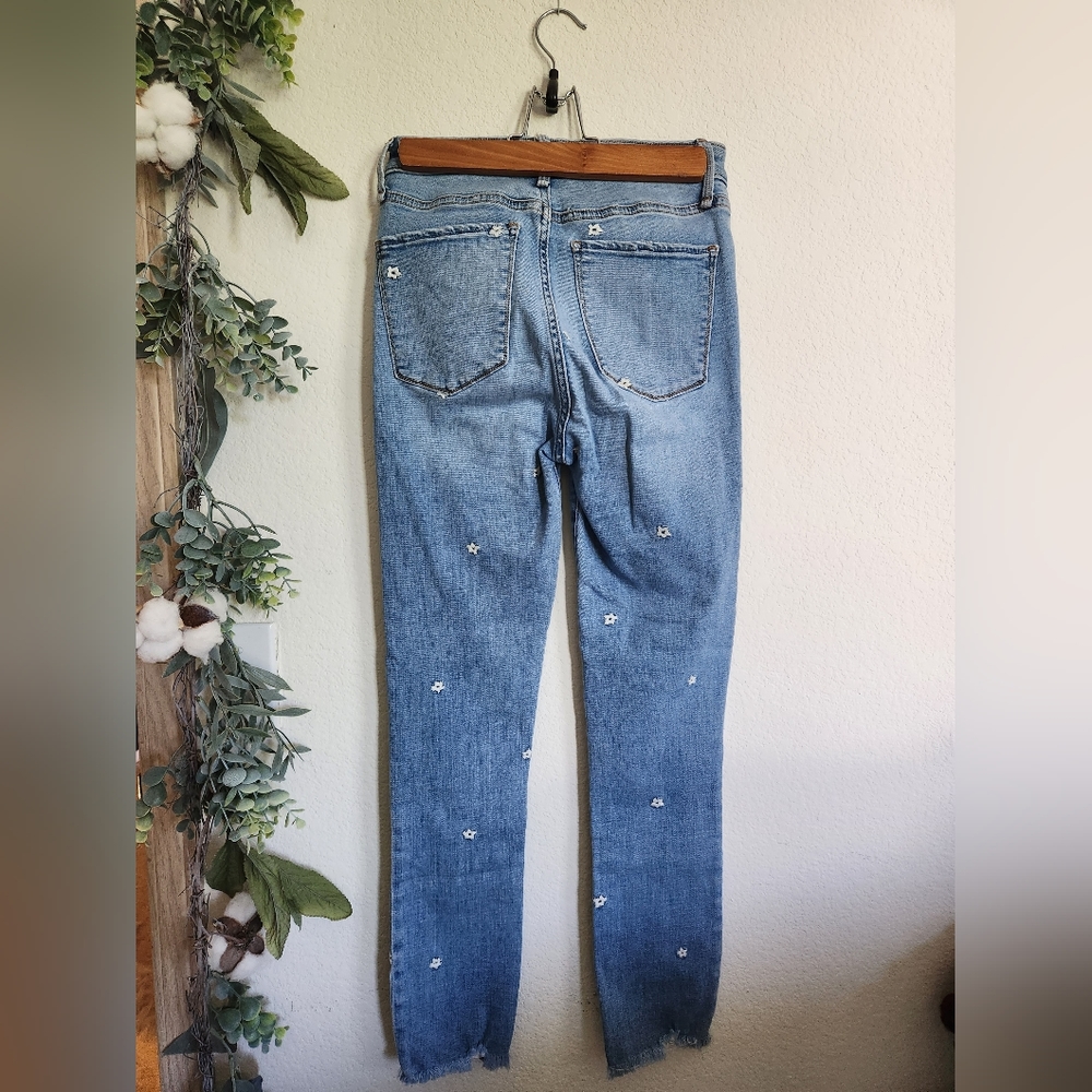Abercrombie Flower Embroidery Straight leg light/medium wash jeans - Picture 6 of 7